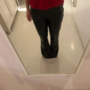 Skinbyxor Bootcut  - Snygga skinbyxor ( Bootcut ) köpa här på Plick men nästan inget täcken av andvänding. Jag har endast andvöndr dem vid 3 tillfällen💛
