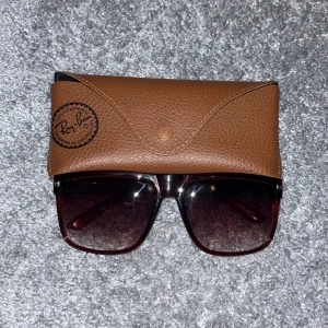 RayBan liknande solglasögon  - Säljer ett par RayBan liknande solglasögon | färg Brun | skick 10/10 helt nya | rayban fodralet ingår inte |bara att skriva för eventuella frågor | 😃