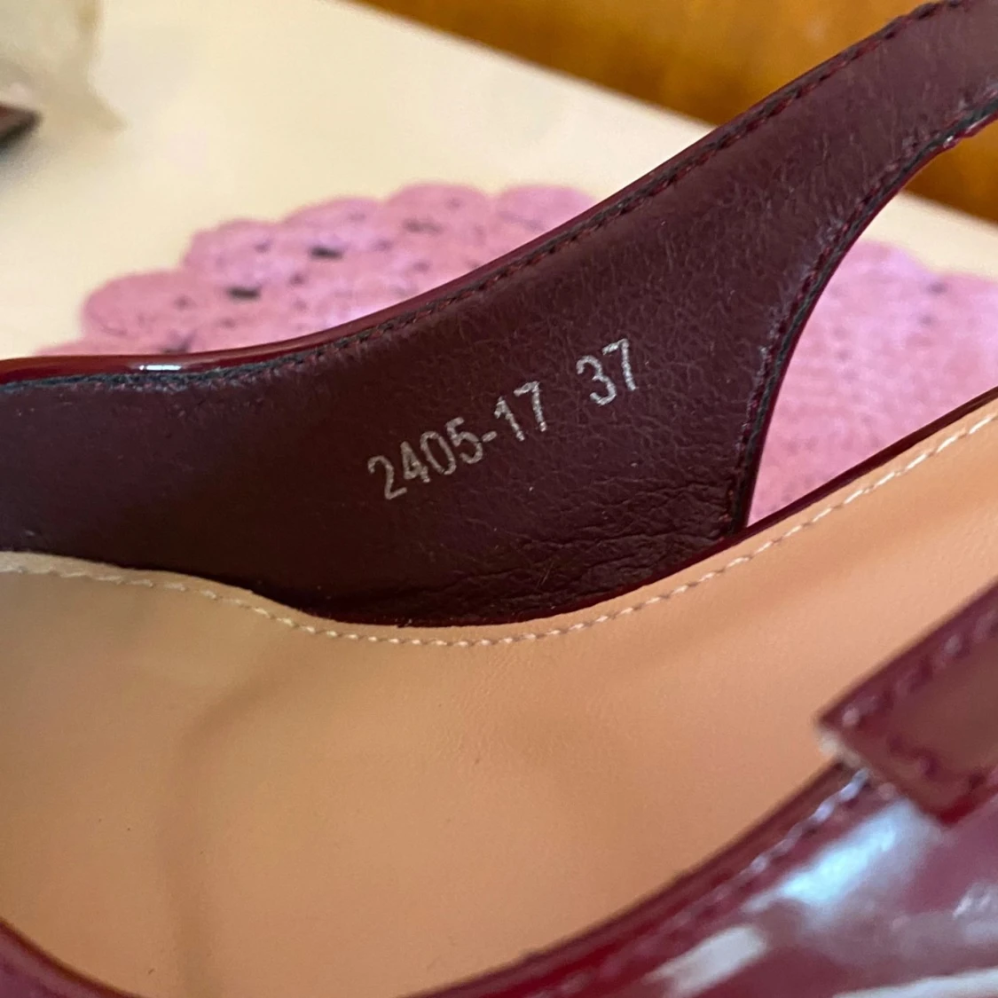 Vinröda lackpumps med spetsig tå - 93