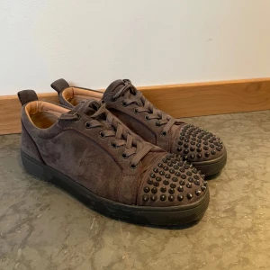 Gråa Loubs  - Säljer nu mina Loubs för bra pris. Skick 8/10 ändå felet är att de är brända undertil| hör av er me frågor eller något 🔥 