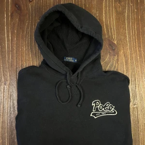 Ralph Lauren Hoddie  - Tjena! Fin och skön Ralph Lauren Hoddie. Storlek M, skicket är i toppklass. Vid frågor ev funderingar, kom privat!