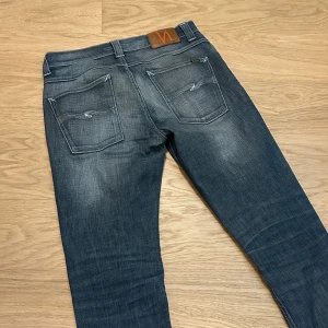 Blå jeans från Nudie  - Riktigt snygga jeans från Nudie. Sällsynt tvätt ”old scraped indigo”. Modell grim Tim så har en slim/skinny passform. Storlek 33/34 med snygg fade. Hör av er om ni har några frågor!
