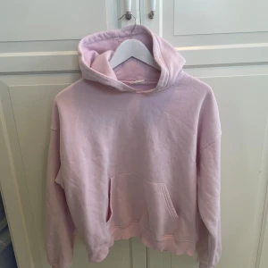 Ljusrosa hoodie från Gina Tricot - Supermjuk ljusrosa hoodie från Gina Tricot, basically basics-kollektionen. Klassisk modell med huva och stor magficka. Perfekt för chill dagar och enkel att matcha med jeans eller leggings.