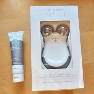 Nuface Mini med gel - Nuface Mini är en vit ansiktsapparat med två silverfärgade kulor för ansiktslyft och toning. Medföljer gör en gråvit tub gel primer. Perfekt för dig som vill boosta hudens lyster och konturer hemma. Använd 2ggr. Kvitto finns ej kvar.