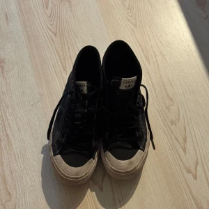 Svarta adidas sneakers - Black adidas sneakers. In good condition. 