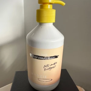 Budgie Silver Conditioner 300 ml - Budgie Silver Conditioner i en vit plastflaska med gul pump, 300 ml. Silverbalsam. Jag fick den för typ 2 år sen kanske?? men hade ingen användning av den. Flaskan har aldrig öppnats, den har bara stått där med de andra flaskorna och kämpade för att bli synlig 😂😂. 
