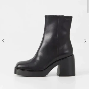 Stövlar med klack i modellen ”Brooke” av Vagabond i strl 37! - Snygga svarta boots i skinn med dragkedja på sidan och en rejäl klack. Modellen ”Brooke” av märket Vagabond. Superbekväma och passar för alla möjliga tillfällen. Säljer endast eftersom jag har ett par liknande skor som jag använder mer. Använda, men fortfarande i fint skick. Nypris: 1900 kr. 