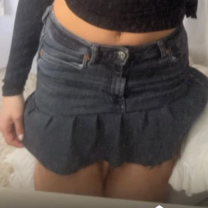 Svart jeanskjol med volangkant från ZARA - Svart/grå volang jeanskjol från zara storlek 36!