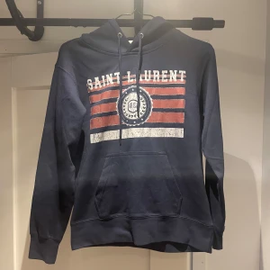 Saint laurent hoodie - Säljer denna klassiska saint laurent hoodie i skick 8/10. Perfekt nu till sommarn och skolstarten. Tags och kvitto tillkommer. Vid frågor och funderingar är de bara att höra av sig! Pris går att diskutera vif snabb affär👍