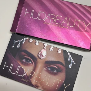 Huda Beauty Desert Dusk Palette - Säljer en Huda Beauty Desert Dusk Palette med 18 ögonskuggor i olika nyanser – från varma bruna och orange toner till lila, guld och skimrande metallics. Paletten har både matta, pärlemor och glitter-skuggor, perfekt för kreativa looks. Snygg lila och guldig förpackning.