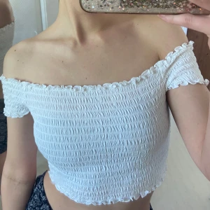 Off shoulder crop top - Stretchig. Vet ej storlek men gissar xs-s. Blivit missfärgat som kan ses på bild 3 och 4. Tycker dock bara man tänker på det om man kollar riktigt noga men därav priset. Annars bra skick. Skriv om ni också vill köpa annat på min sida så kan ni få paketpris och slipper betala dubbelfrakt