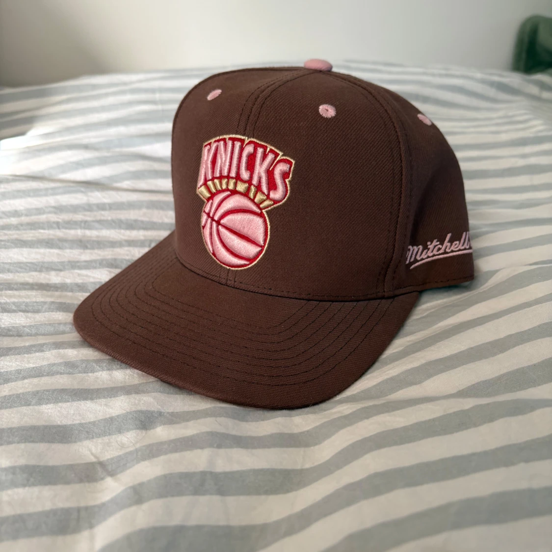 Brun Knicks keps från Mitchell & Ness
