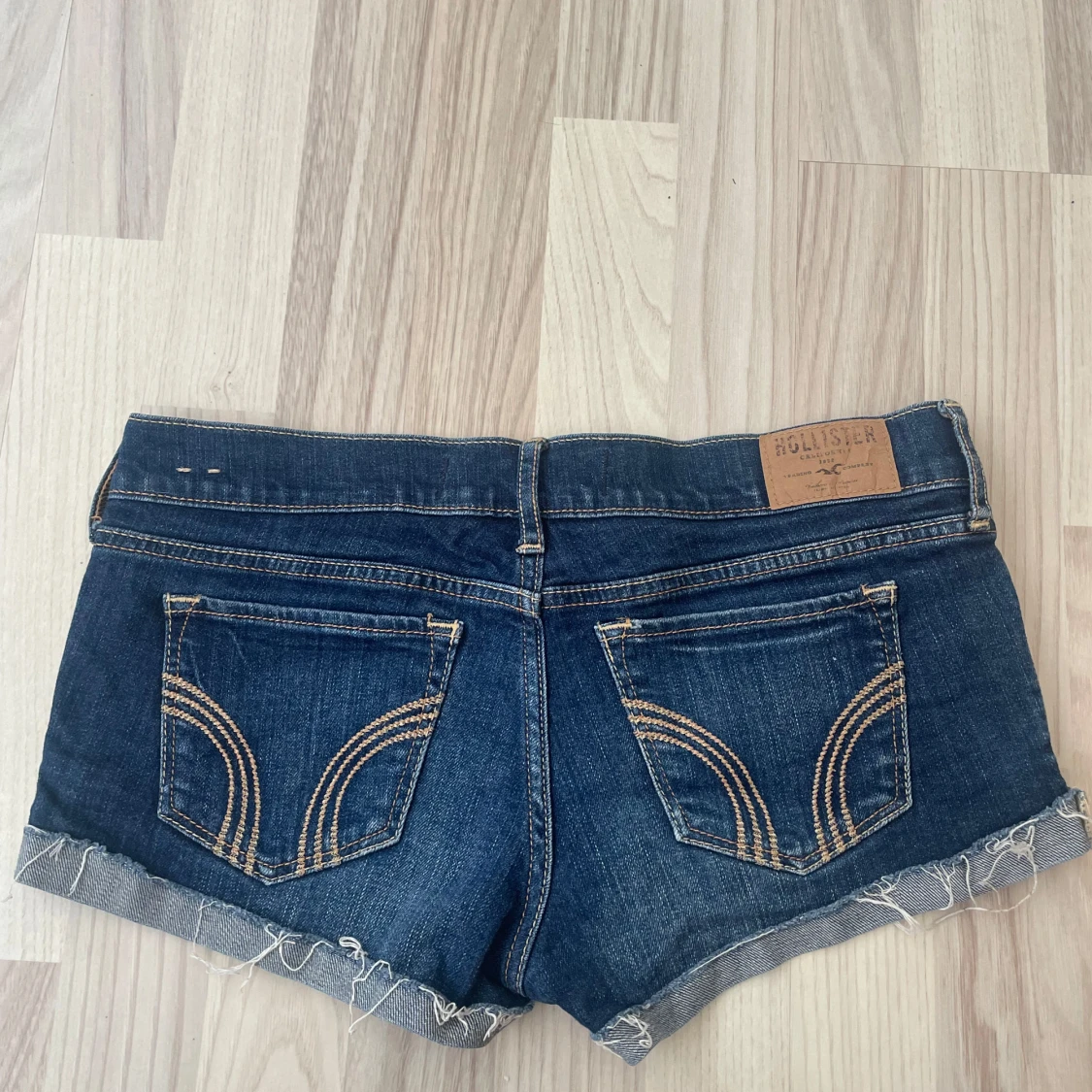 Mörkblå jeansshorts med slitningar från Hollister - 2
