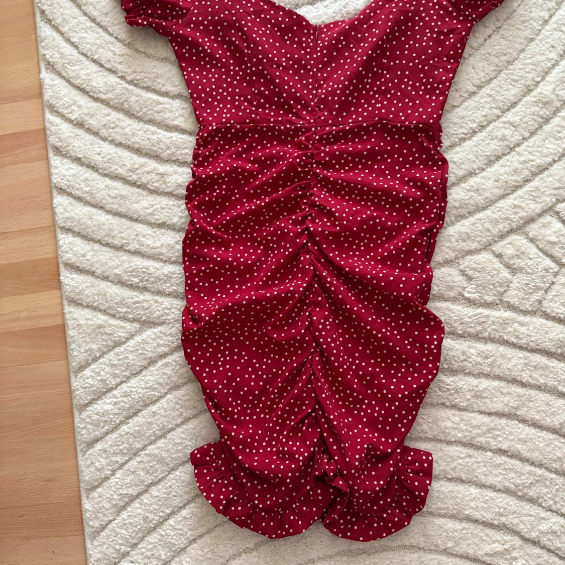 Röd prickig kortklänning med snörning - 2