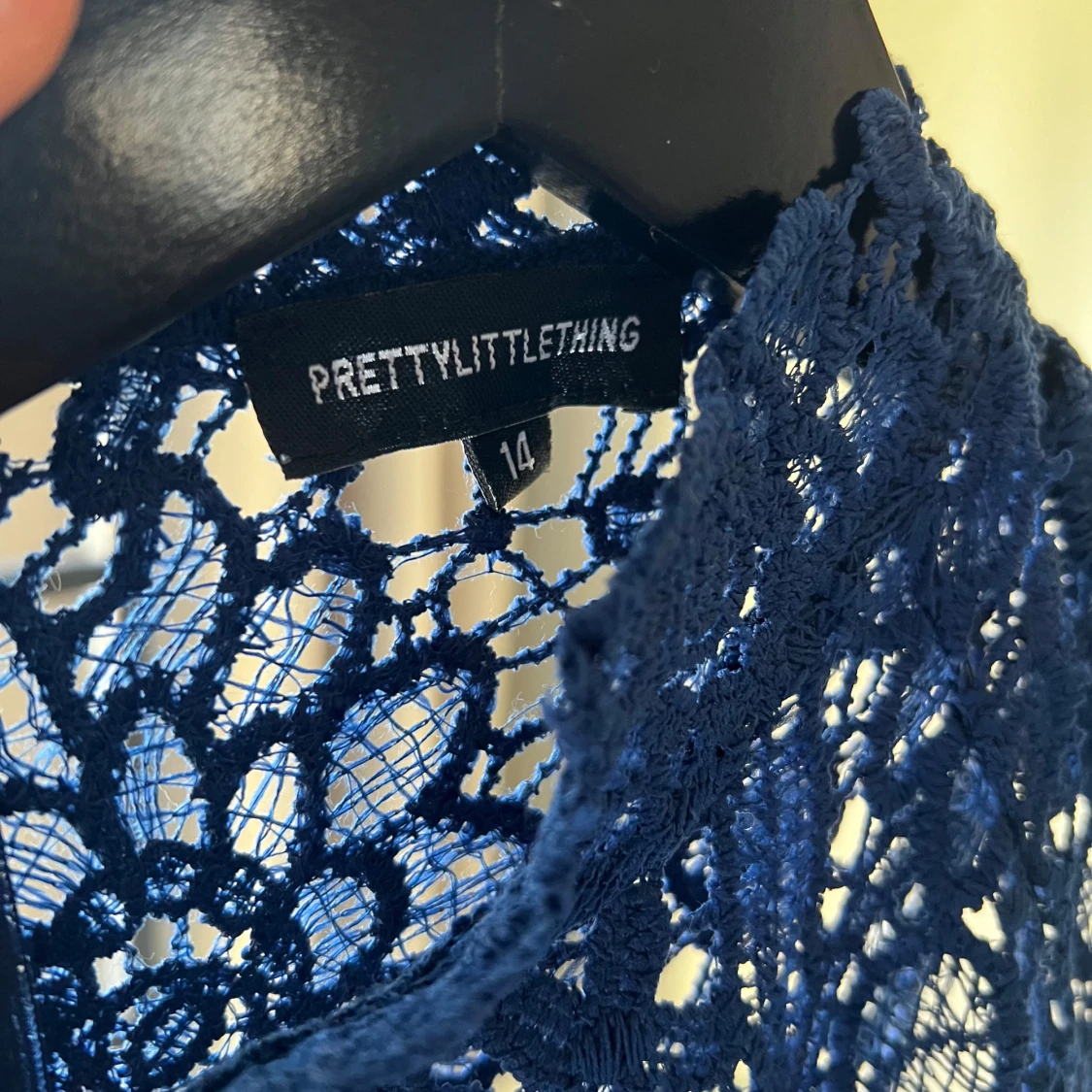 Marinblå spetsklänning PrettyLittleThing - 2