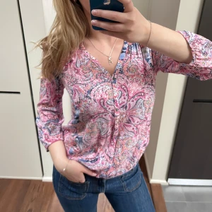 Rosa mönstrad blus - Söt blus. Mjukt material. Använt några gånger. 💕💓