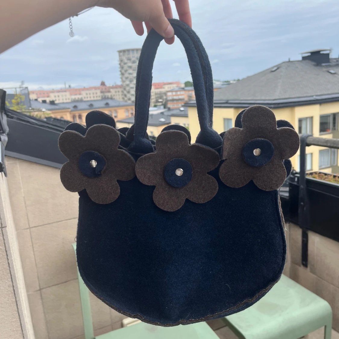 Blå handväska med blommor