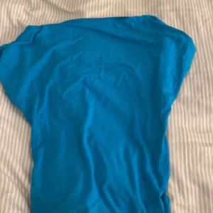 Blå tröja med öppen rygg - Tröja med öppen rygg och jätte snygg färg, använd 1 gång