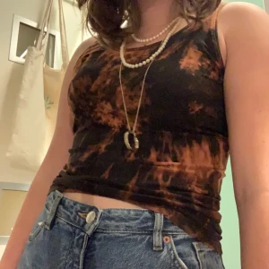 Tie-dye linne - Linne med svart och orange tie-dye mönster. (Obs toppen är köpt på Plick så har återanvänt bilderna) Priset kan diskuteras ☺️