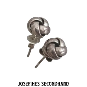 Silverörhängen  - Silverörhängen i form av knutar. Är i använt men fint skick. Skickas med brev, frakt blir 15 kr. Fri frakt vid köp av 3 eller fler smycken/smink prylar