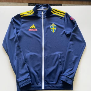 Svenska landslaget fotbollskit  - Säljer ett komplett blått fotbollskit 2024 från svenska landslaget med Adidas-logga. Har använts ett par gånger, annats på bra skick. Kontakta för mer info och bilder 