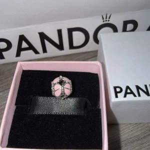 Pandora rosa berlock - Jättesöt Pandora berlock i silver med ljusrosa fjärilar. Säljer då den inte riktigt är min stil längre och då inte kommer till så mycke användning. 💕💕🌸(armbandet ingår inte)