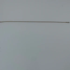 Smycken guld halsband  - Säljer ett smalt och stilrent halsband i guldton med tvinnad kedja. Perfekt för dig som gillar minimalistiska smycken och vill ha något som funkar till alla outfits. Kedjan har ett klassiskt lås och är enkel att bära varje dag.