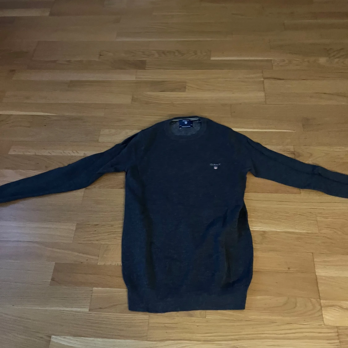 Mörkgrå stickad tröja från Gant