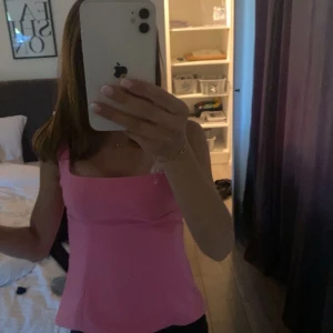 Känd top från zara - Fin trendig top från Zara, storlek xs! Slutsåld på Zara ! Aldrig använd endast testad ( mitt pris 320kr) 