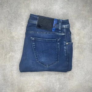 Jacob Cohën 688 jeans - Riktigt feta Jacob Cohën 688 jeans | Strl: W32 (passar 30) | Midja ~ 41cm ~ Längd ~ 90cm | Skick: 8/10 (lite slitet på lappen där bak) | Nypris: 7000kr | Hör av er vid frågor eller funderingar!🤗