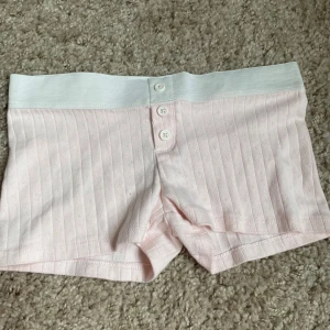 Rosa Pyjamas Shorts - Säljer dessa rosa pyjamas shorts från gina tricot💗 Aldrig använt💗
