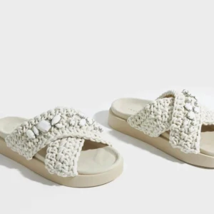 Inukki tofflor  - I storlek 38 säljs pågrund av att jag fick i studentpresent trots att jag redan har ett par 🙌🏼