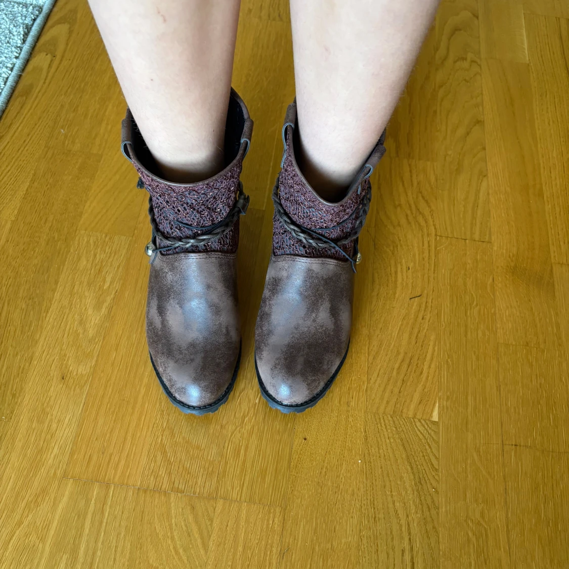 Bruna boots med stickad detalj - 1