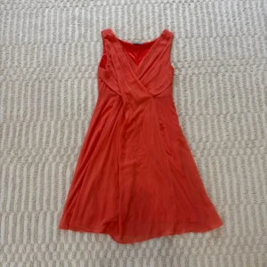 Sommarklänning - Korallfärgad klänning som är luftig och sval, perfekt för sommaren! Den är i storlek S (men passar mig som har M) från märket soaked in luxury. Några trådar vid detaljerna på magen har sprätt upp (se bilder) men annars väldigt fin💕     