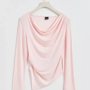 Ljusrosa draperad topp Gina Tricot - Säljer denna supersöta asymmetriska topp från Gina Tricot, slutsåld. Endast använd en gång och i fint skick, har en liten defekt (bild 3) men syns inte när man har på den.