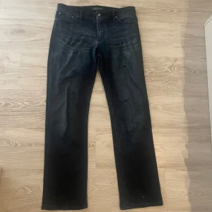 Mörkblå jeans från Ralph Lauren - Snygga mörkblå jeans från Lauren Jeans Co. by Ralph Lauren. Klassisk femficksmodell med raka ben och normal passform. Jeansen har subtila slitningar framtill och är tillverkade i mjukt denimtyg som sitter skönt hela dagen.