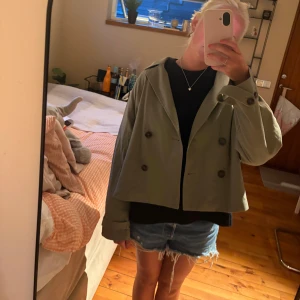 Grön jacka - Grön jacka som är lite kortare i längden💚den är i en L men är rätt liten i storleken