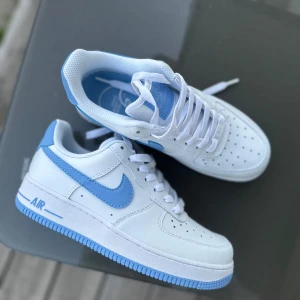 Nike Air Force 1 i vitt och ljusblått - Nike air force 1, helt nya endast testade. 