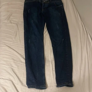 Mörkblå raka jeans från Zara  - Snygga mörkblå jeans med raka ben och diskreta slitningar för en cool look. Vid snabb affär kan priset diskuteras