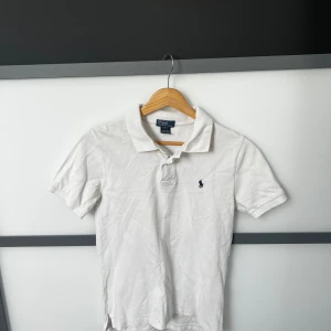 Ralph Lauren pikétröjor i olika färger - Fyra klassiska pikétröjor från Ralph Lauren i vitt, rosa, marinblått och grått. Alla har kort ärm, krage och den ikoniska broderade loggan på bröstet. Tillverkade i mjuk bomull som är skön mot huden. Skriv om du vill köpa en två eller tre så löser jag det. 400kr per tröja.