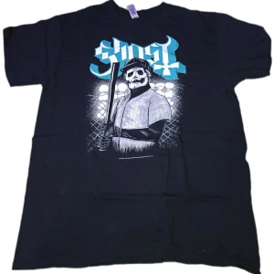 Svart Ghost t-shirt med tryck - Cool svart t-shirt från Ghost med stort tryck på framsidan som visar en basebollspelare och texten 'Ghost' i blått och vitt. Klassisk passform och rund hals. Perfekt för dig som gillar bandmerch och streetstyle.