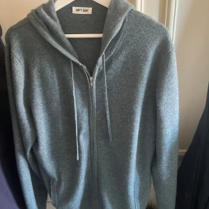 Soft goat hoodie - Soft goat cashmere hoodie i väldigt bra skick i en färg som inte finns att köpa längre, finns knappt tecken på användning förutom att den är lite nopprig men det kan man fixa hemma rätt enkelt. Den är sparsamt använd några gånger. Storlek L. Nypris är 3000 kr men mitt pris är 1800