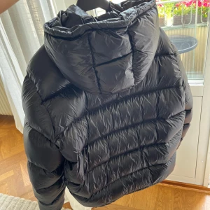 Zara puffer jacket - Säljer nu denna asfeta jackan från Zara. Riktigt populär jacka som nästan alltid är slutsåld. Varsamt använd och i jättebra skick. Storlek XL. 