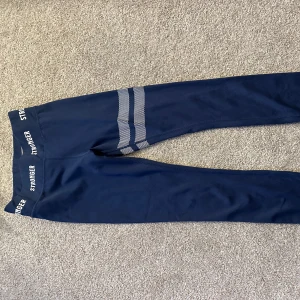 Träningsbyxor Stronger  - Mörkblå träningsbyxor från stronger storlek xs passar S också! Skriv för bild på