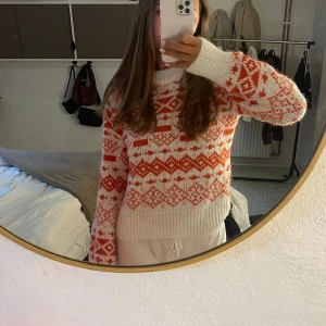 Vitröd stickad - Använd någon gång bara, jätteskön!  