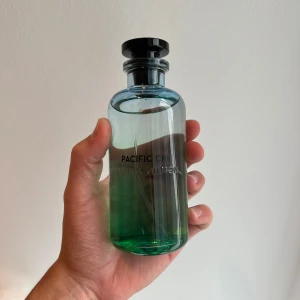 Louis Vuitton Pacific Chill 30ml - Säljer 30ml av Lv Pacific Chill. Parfymen kommer i en snygg 30ml flaska med bra spray. Etikett skrivs ut till parfymen. Kvitto finns på slide 3. Kan även visa order bekräftelse om så önskas. 