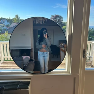 Ljusblå lågmidjade jeans - Säljer ett par ljusblå bootcutjeans med låg midja! Superrr fina!💞💞 storlek 14+/170. Passar mig som är 162. 