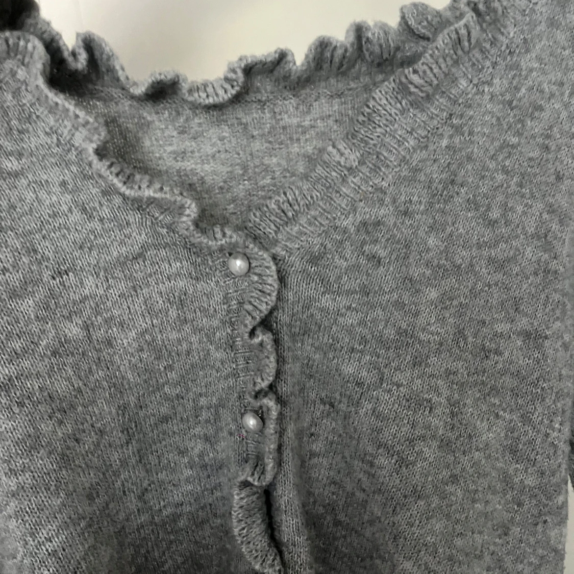 Grå kofta med volang och pärlknappar - 2