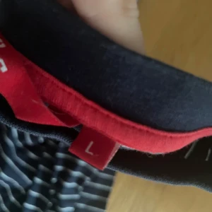 Svartvit randig långärmad tröja L - Svart långärmad tröja med vita horisontella ränder. Klassisk och enkel design med rund halsringning. Perfekt för dig som gillar en stilren och avslappnad look. Mjuk och skön bomullskänsla, passar till jeans eller kjol.