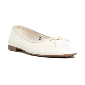 Krämvita ballerinaskor med rosett - Snygga ballerinaskor i krämvitt med en söt liten rosett framtill. Skorna har platt sula och rund tå, vilket gör dem både stilrena och bekväma. Perfekta att matcha med jeans eller klänning för en clean look.